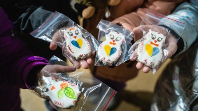 Школярі Дніпра приносять малюнки та речі до волонтерського пункту Шевченківського району Школярі Дніпра приносять малюнки та речі до волонтерського пункту Шевченківського району