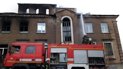У Слов'янську майже 6 години гасили пожежу у Центрі культури та довкілля У Слов'янську майже 6 години гасили пожежу у Центрі культури та довкілля