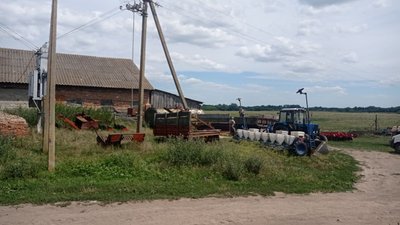 Воюють із запасами харчів для худоби та могилами на цвинтарі: наслідки обстрілів Миропілля на Сумщині з боку РФ Воюють із запасами харчів для худоби та могилами на цвинтарі: наслідки обстрілів Миропілля на Сумщині з боку РФ