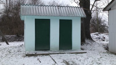 Такими туалетами у Солобковецькому навчально-реабілітаційному центрі користувались школярі ще декілька років тому Такими туалетами у Солобковецькому навчально-реабілітаційному центрі користувались школярі ще декілька років тому