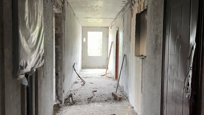 В Умані відновлюють зруйнований ракетою будинок В Умані відновлюють зруйнований ракетою будинок