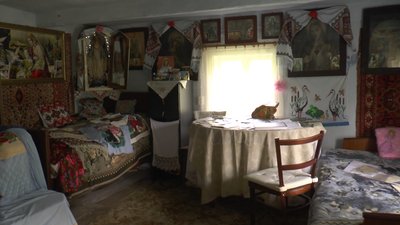 У хатині збережені стареньі образи, речі, які бабуся привезла з села Сосниця (тепер Польща) У хатині збережені стареньі образи, речі, які бабуся привезла з села Сосниця (тепер Польща)