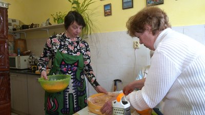"Ми стали однією родиною". Жителька Прикарпаття двічі прихистила переселенців з Київщини "Ми стали однією родиною". Жителька Прикарпаття двічі прихистила переселенців з Київщини
