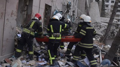 Рятувальники ДСНС дістають людину з-під завалів. Рятувальники ДСНС дістають людину з-під завалів.