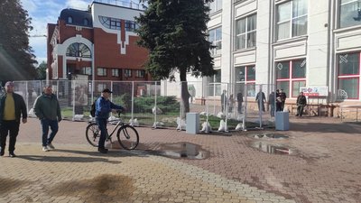 Незабаром на цьому місці відкриється виставка дитячої творчості Незабаром на цьому місці відкриється виставка дитячої творчості