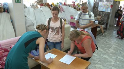 Зошити, ручки та ранці: у Черкасах переселенцям видавали набори для школи