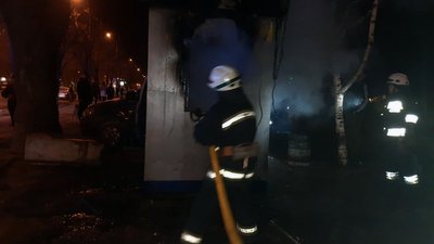 У Дніпрі ліквідували пожежу у тимчасовій металевій споруді, яка перекинулася на припарковані авто