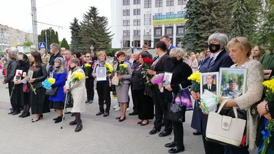 У Тернополі в День Героїв поклали квіти до меморіальної стели "Загинули за волю України" У Тернополі в День Героїв поклали квіти до меморіальної стели "Загинули за волю України"