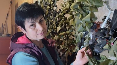 Учні та вчителі житомирського ліцею сплели для ЗСУ понад 150 сіток Учні та вчителі житомирського ліцею сплели для ЗСУ понад 150 сіток
