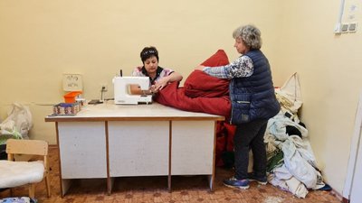 "Легке пір'я – важка робота". Кропивничанки шиють подушки та матраци для поранених бійців "Легке пір'я – важка робота". Кропивничанки шиють подушки та матраци для поранених бійців