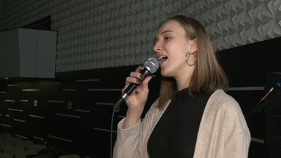 Вокалістка демонструє вміння співу