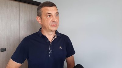 Директор хмельницької будівельної компанії Богдан Сенчук каже, що будівельна галузь України, і Хмельниччини в тому ж числі, знаходиться наразі у "лежачому" стані. Директор хмельницької будівельної компанії Богдан Сенчук каже, що будівельна галузь України, і Хмельниччини в тому ж числі, знаходиться наразі у "лежачому" стані.