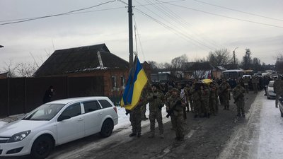 У Битиці Сумського району провели в останню путь бойового медика Артема Хурсенка У Битиці Сумського району провели в останню путь бойового медика Артема Хурсенка
