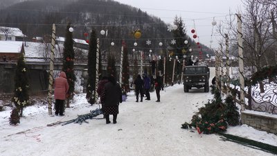 До Водохреща. На Прикарпатті жителі гірського села замість крижаних скульптур поставили березові До Водохреща. На Прикарпатті жителі гірського села замість крижаних скульптур поставили березові