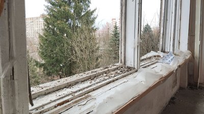 У Львові благодійники долучилися до відновлення вікон у пошкодженій внаслідок обстрілу школі