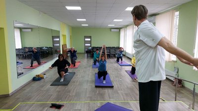 У Черкасах організували безкоштовні заняття з йоги для пенсіонерок У Черкасах організували безкоштовні заняття з йоги для пенсіонерок
