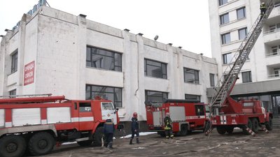 Волинські рятувальники тренувалися гасити пожежу у готелі Волинські рятувальники тренувалися гасити пожежу у готелі