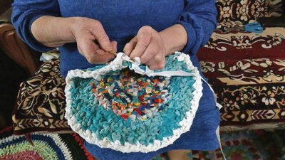 Волинські бабусі-волонтерки плетуть килимки для військових Волинські бабусі-волонтерки плетуть килимки для військових