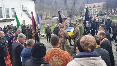 У Вигоді на Івано-Франківщині поховали військовослужбовця Анатолія Вертепного У Вигоді на Івано-Франківщині поховали військовослужбовця Анатолія Вертепного