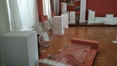 Росіяни при втечі вкрали всю виставкову експозицію з Херсонського краєзнавчого музею Росіяни при втечі вкрали всю виставкову експозицію з Херсонського краєзнавчого музею