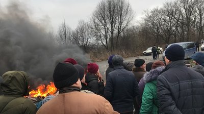 Палять шини і солому - жителі прикарпатських сіл Насташине та Кошнюшки протестують Палять шини і солому - жителі прикарпатських сіл Насташине та Кошнюшки протестують