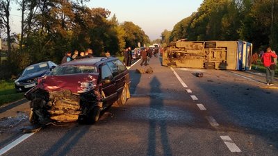 На Львівщині пасажирський автобус зіткнувся з легковим автомобілем: є травмовані