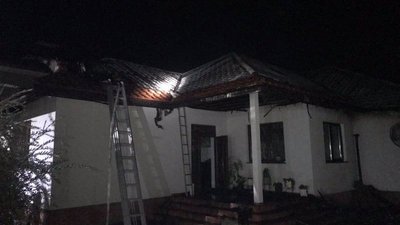 Пожежа в Ужгороді: вогонь знищив авто та пошкодив навіс і будинки поруч Пожежа в Ужгороді: вогонь знищив авто та пошкодив навіс і будинки поруч