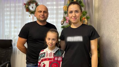 Лариса та Юрій Мікула з донкою