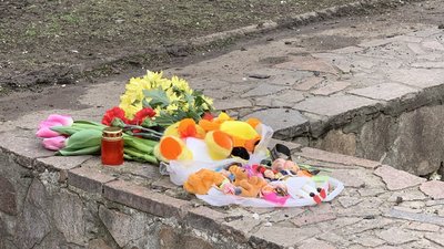 Люди приносять іграшки і квіти. Який вигляд має місце ракетного удару по Кривому Рогу Люди приносять іграшки і квіти. Який вигляд має місце ракетного удару по Кривому Рогу