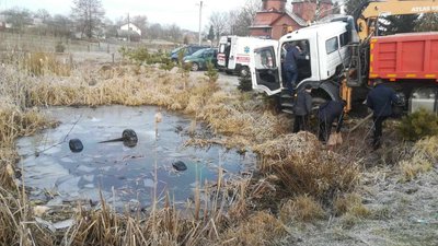 На Львівщині із водойми витягнули автомобіль з тілами людей На Львівщині із водойми витягнули автомобіль з тілами людей
