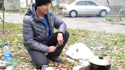 Життя без цивілізації — як херсонці облаштовують свій побут в умовах повної ізоляції Життя без цивілізації — як херсонці облаштовують свій побут в умовах повної ізоляції