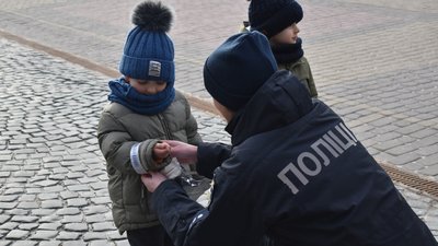 Патрульні також роздали світлоповертальні елементи Патрульні також роздали світлоповертальні елементи