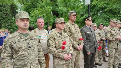 Марш слави, реконструкція подій, панахида. В Івано-Франківську відзначили День Героїв