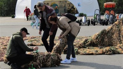 В Олександрії на Кіровоградщині площу накрили маскувальною сіткою, щоб привернути увагу до потреб військових