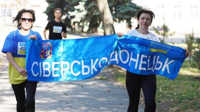 "Шаную воїнів, біжу за героїв України": кого вшанували жителі Донецької та Луганської областей, які долучились до забігу