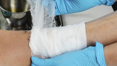 Росіяни влучили по магазину у Новгороді-Сіверському: травм зазанали двоє жінок