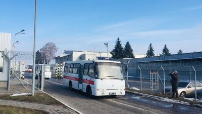 Автобуси з евакуйованими людьми з Уханя виїхали з аеропорту Харкова Автобуси з евакуйованими людьми з Уханя виїхали з аеропорту Харкова
