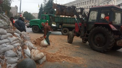 В Житомирі біля міськради прибирають мішки із піском В Житомирі біля міськради прибирають мішки із піском