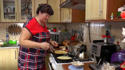 Бере початок ще до часів християнства. Масниця та приготування різнокольорових млинців Бере початок ще до часів християнства. Масниця та приготування різнокольорових млинців