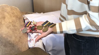 Батько та хлопець у полоні: 17-річна дівчина розповіла, як виїжджала до Одеси з окупованого села під Маріуполем Батько та хлопець у полоні: 17-річна дівчина розповіла, як виїжджала до Одеси з окупованого села під Маріуполем