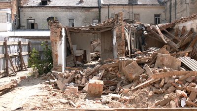 У Рівному власники квартир хочуть від забудовника компенсації за знесені сараї і туалет