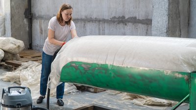 У Дніпрі в одному з цехів виготовляють утеплювачі для військової форми