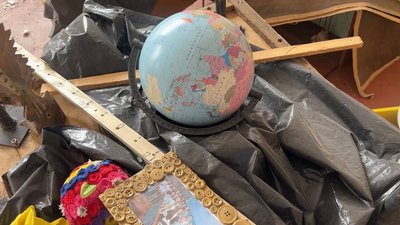 Шкільне приладдя у пошкодженому російськими обстрілами класі Шевченківського ліцею