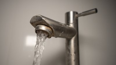 Кран з якого тече вода