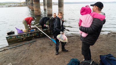Родини з дітьми покидають деокуповані селища Вовчанської громади. Найкоротший шлях до Харкова проходить через зруйнований міст у Старому Салтові — переправлятися під ним водою людям допомагають місцеві човнярі. 27 вересня 2022 року Родини з дітьми покидають деокуповані селища Вовчанської громади. Найкоротший шлях до Харкова проходить через зруйнований міст у Старому Салтові — переправлятися під ним водою людям допомагають місцеві човнярі. 27 вересня 2022 року