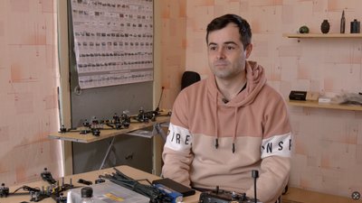 Волонтер зі Сміли Олег Таібов виготовляє дрони для військових Волонтер зі Сміли Олег Таібов виготовляє дрони для військових