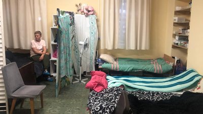 Безкоштовне житло для переселенців в Одесі: донька з батьком приймають людей з гарячих точок
