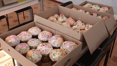 Частину на фронт, решту на продаж, щоб купити РЕБи. На Кіровоградщині вчителі й учні ліцею спекли 4,5 тисячі пасок Частину на фронт, решту на продаж, щоб купити РЕБи. На Кіровоградщині вчителі й учні ліцею спекли 4,5 тисячі пасок