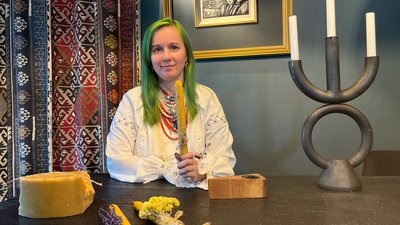 Черкащанка виготовляє різдвяні дідухи