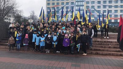 "Нагадати, що війна іде вже восьмий рік". У Франківську відбувся перший жіночий автопробіг "Нагадати, що війна іде вже восьмий рік". У Франківську відбувся перший жіночий автопробіг